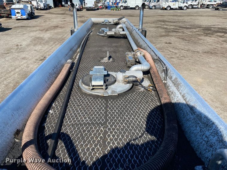 image for item EG1422 2004 Freightliner  fuel truck