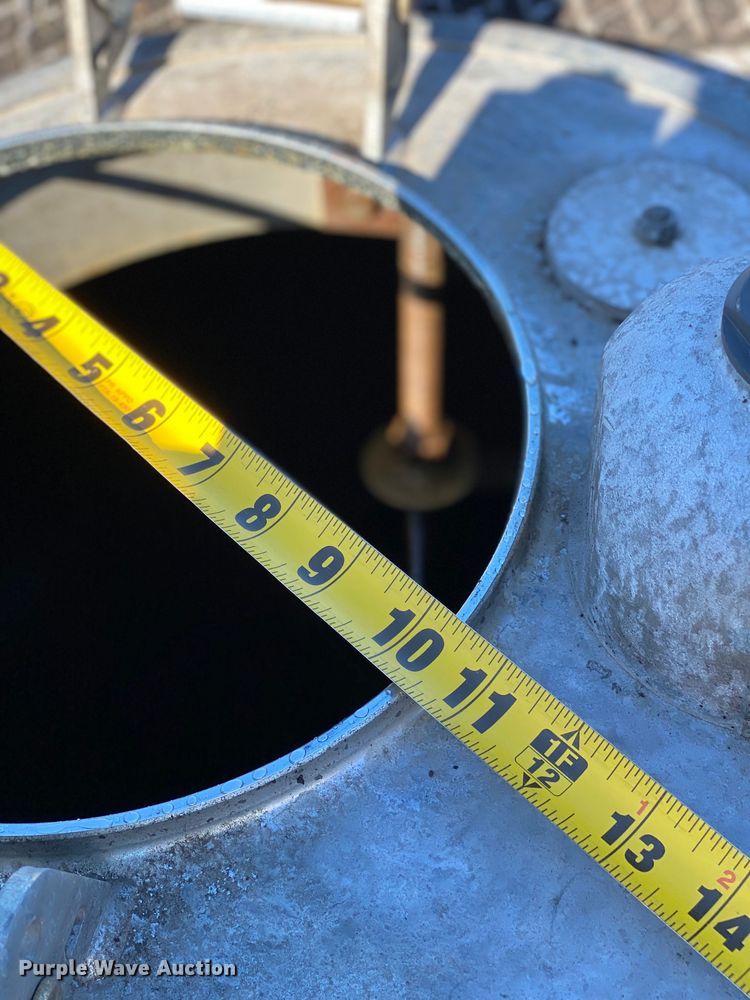 image for item EG1422 2004 Freightliner  fuel truck