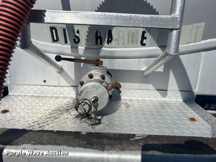 image for item EG1422 2004 Freightliner  fuel truck