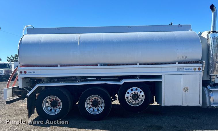 image for item EG1422 2004 Freightliner  fuel truck