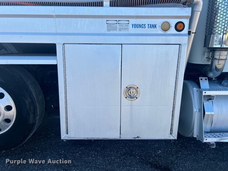 image for item EG1422 2004 Freightliner  fuel truck