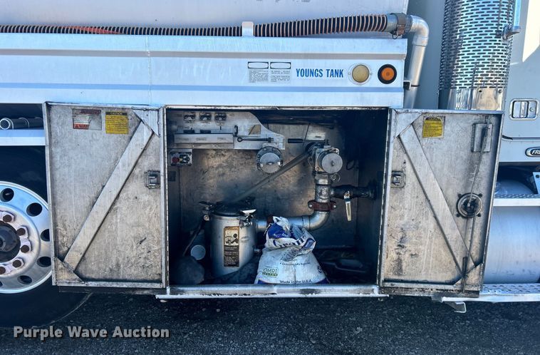 image for item EG1422 2004 Freightliner  fuel truck