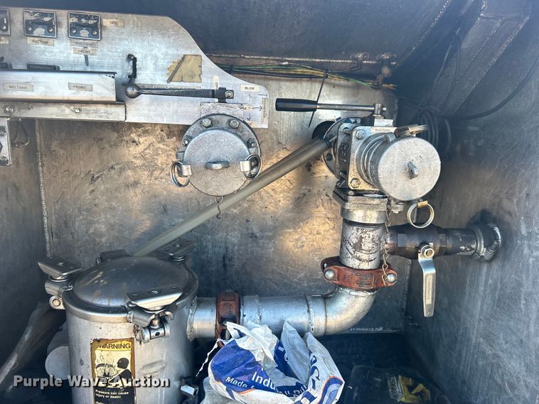 image for item EG1422 2004 Freightliner  fuel truck