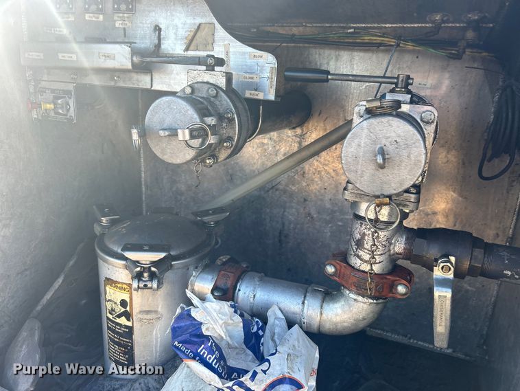 image for item EG1422 2004 Freightliner  fuel truck