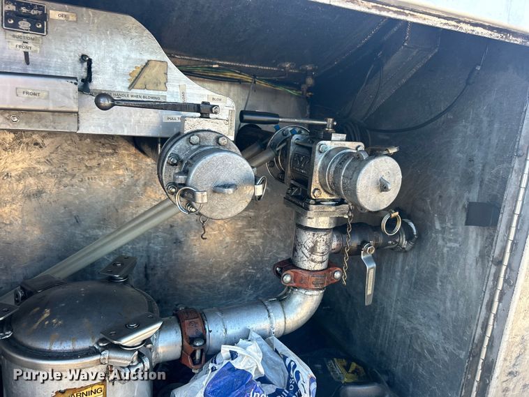 image for item EG1422 2004 Freightliner  fuel truck