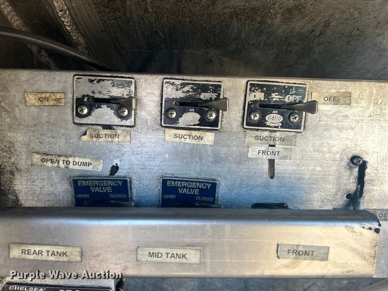 image for item EG1422 2004 Freightliner  fuel truck