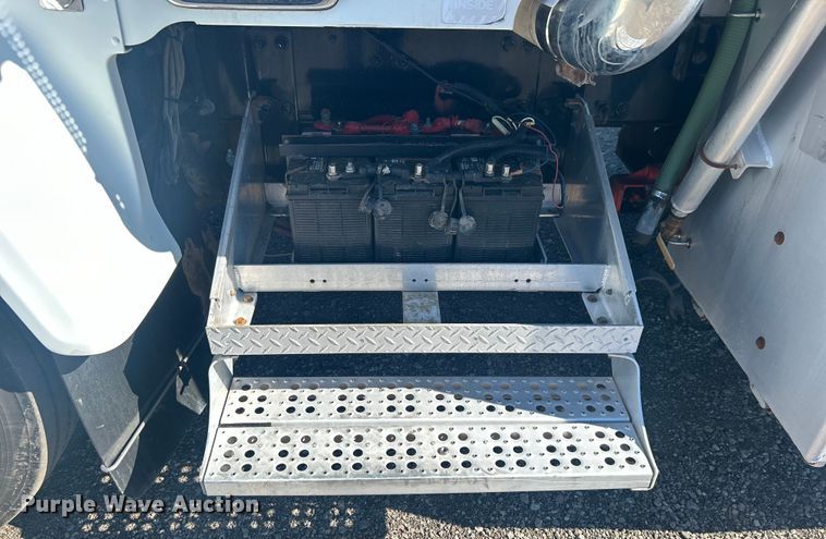 image for item EG1422 2004 Freightliner  fuel truck