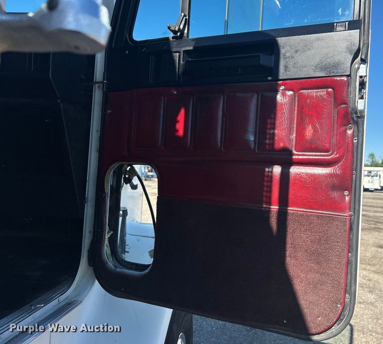 image for item EG1422 2004 Freightliner  fuel truck