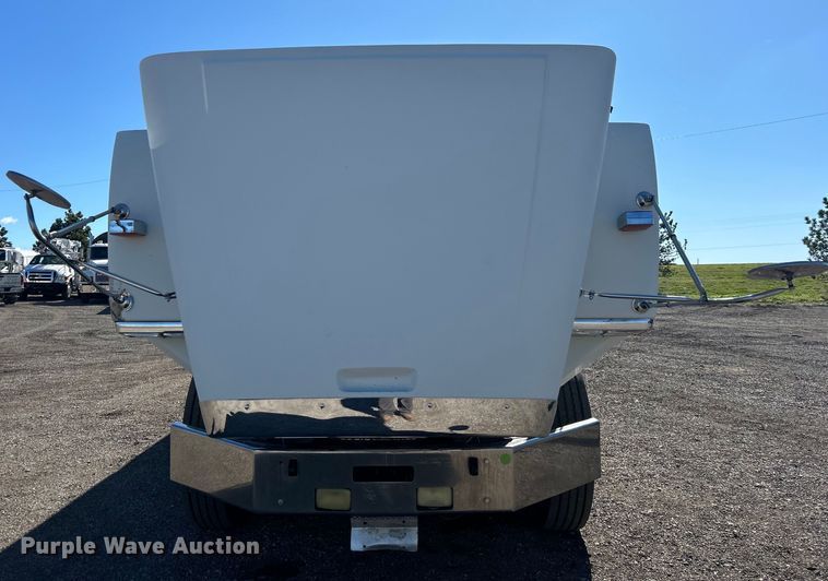 image for item EG1422 2004 Freightliner  fuel truck