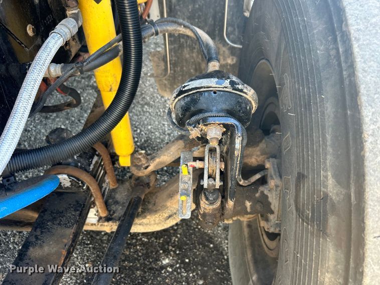 image for item EG1422 2004 Freightliner  fuel truck