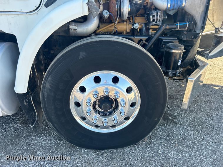 image for item EG1422 2004 Freightliner  fuel truck