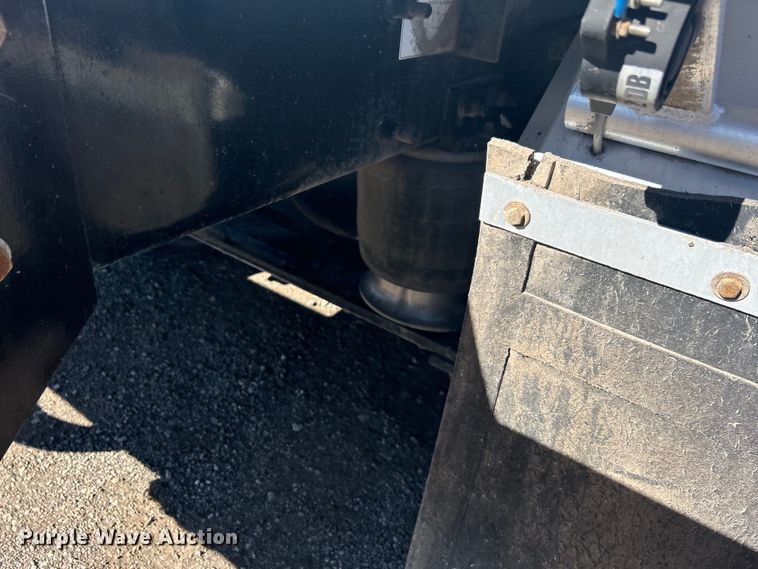 image for item EG1422 2004 Freightliner  fuel truck