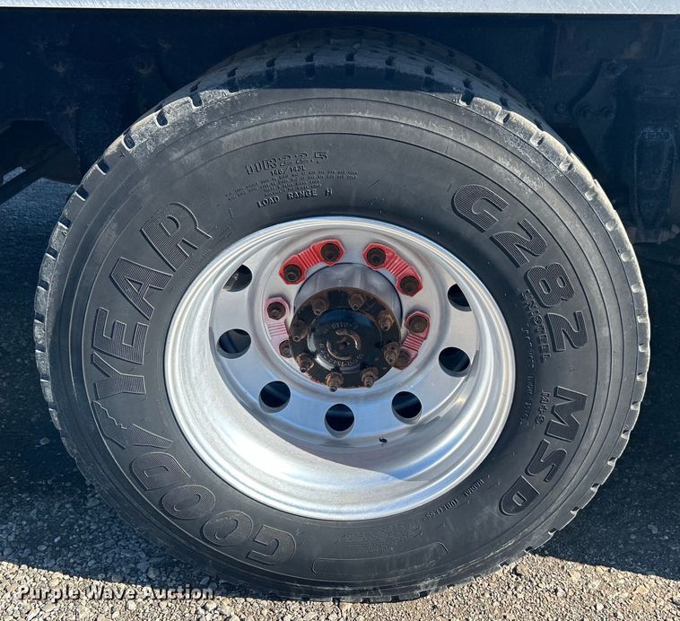 image for item EG1422 2004 Freightliner  fuel truck