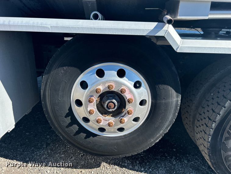 image for item EG1422 2004 Freightliner  fuel truck