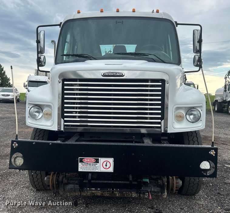 image for item EG1516 2010 Freightliner M2 Business Class  utility / service truck