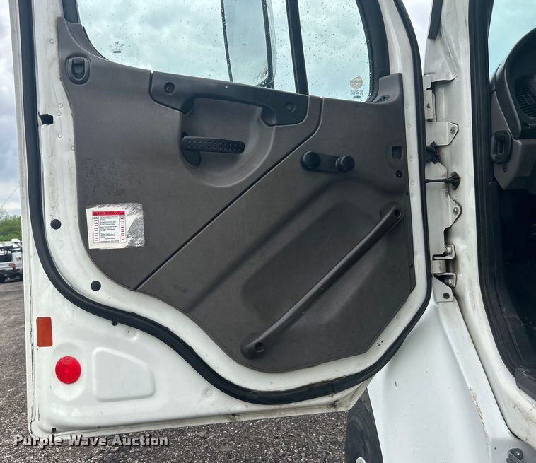 image for item EG1516 2010 Freightliner M2 Business Class  utility / service truck