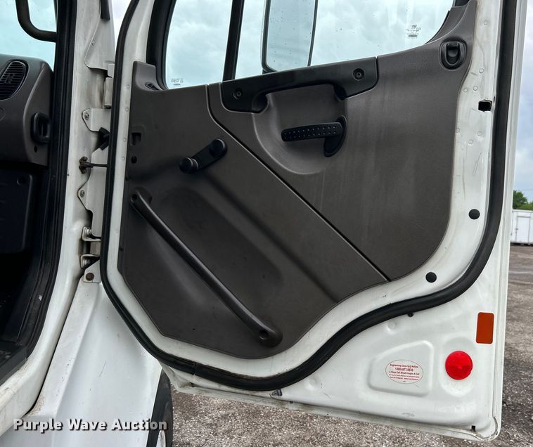 image for item EG1516 2010 Freightliner M2 Business Class  utility / service truck