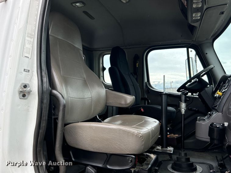 image for item EG1516 2010 Freightliner M2 Business Class  utility / service truck