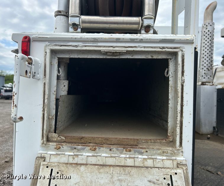 image for item EG1525 2015 Freightliner  M2 Business Class utility / service truck