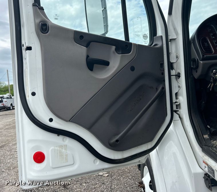 image for item EG1525 2015 Freightliner  M2 Business Class utility / service truck