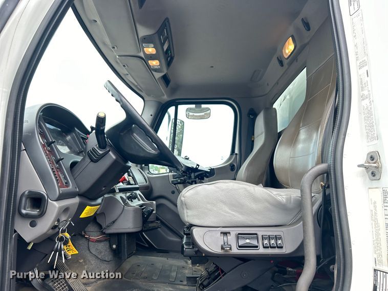 image for item EG1525 2015 Freightliner  M2 Business Class utility / service truck