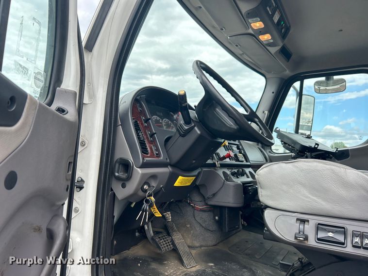 image for item EG1525 2015 Freightliner  M2 Business Class utility / service truck