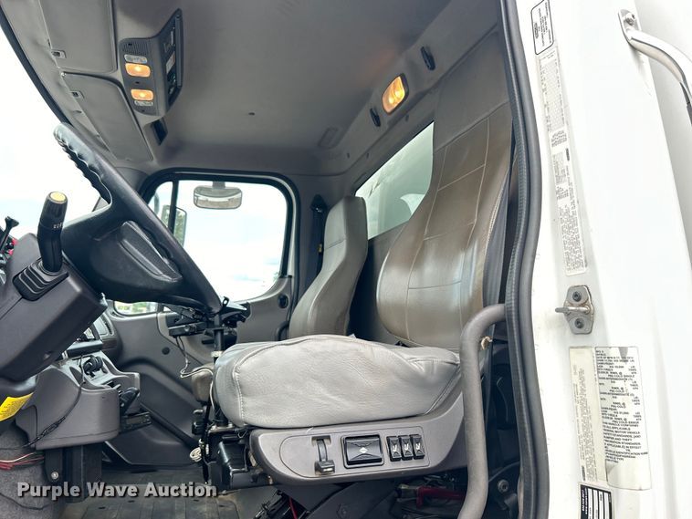 image for item EG1525 2015 Freightliner  M2 Business Class utility / service truck