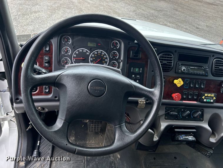 image for item EG1525 2015 Freightliner  M2 Business Class utility / service truck