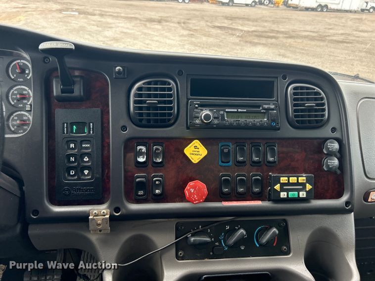 image for item EG1525 2015 Freightliner  M2 Business Class utility / service truck