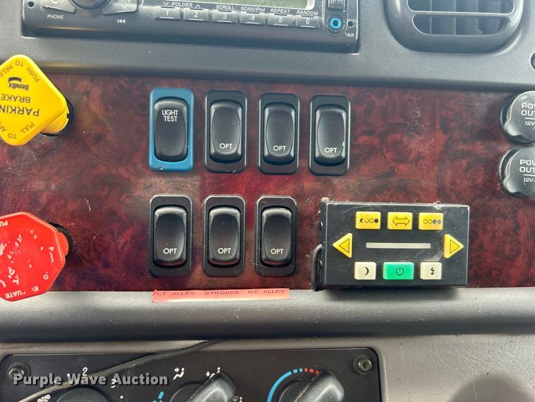 image for item EG1525 2015 Freightliner  M2 Business Class utility / service truck