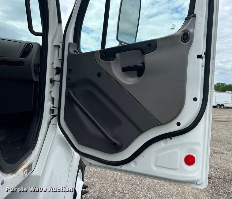 image for item EG1525 2015 Freightliner  M2 Business Class utility / service truck