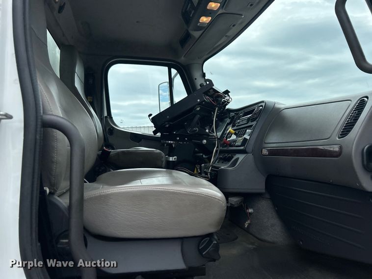 image for item EG1525 2015 Freightliner  M2 Business Class utility / service truck