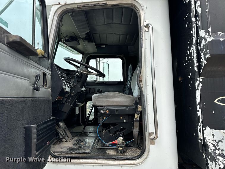 image for item EH6643 1989 Peterbilt 357 dump truck