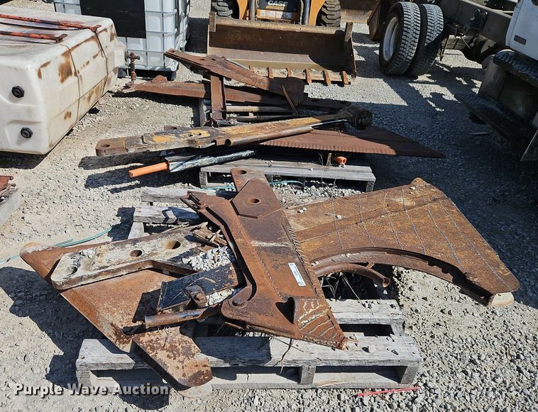 Approximately 8 vibratory plow blades in Olathe, KS Item EI3881 for