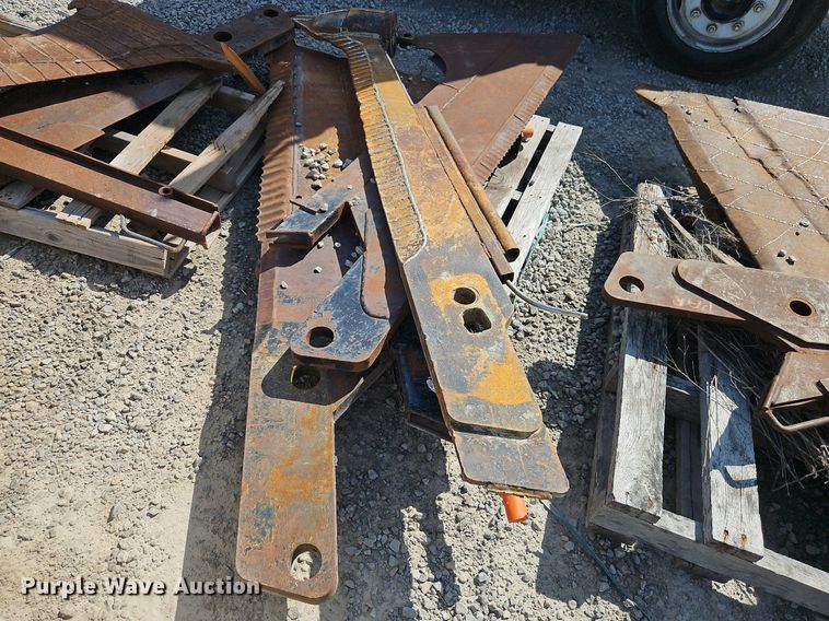Approximately 8 vibratory plow blades in Olathe, KS Item EI3881 for