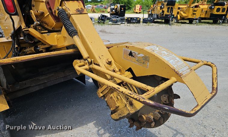 image for item EI3885 1999 Vermeer  SC752 stump grinder