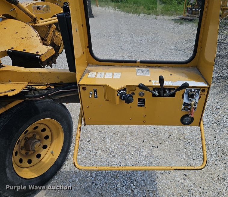 image for item EI3885 1999 Vermeer  SC752 stump grinder