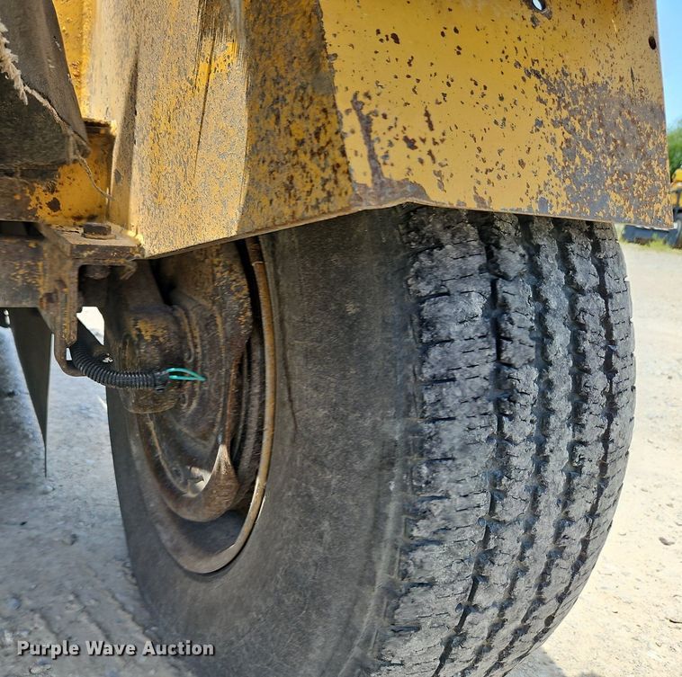 image for item EI3885 1999 Vermeer  SC752 stump grinder