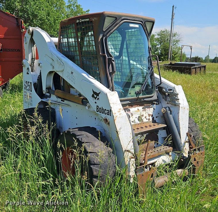 image for item EI3895 2003 Bobcat S250 skid steer loader