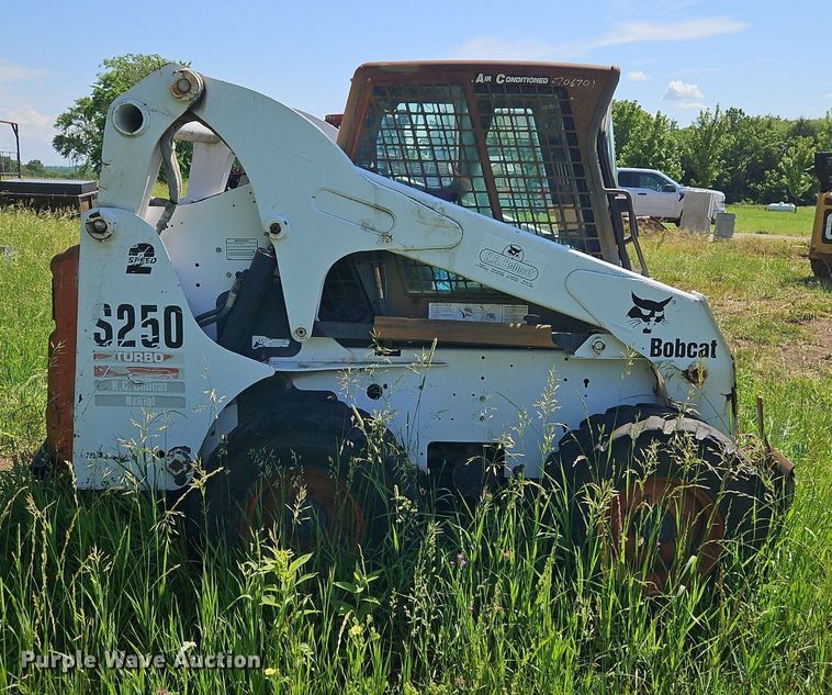 image for item EI3895 2003 Bobcat S250 skid steer loader