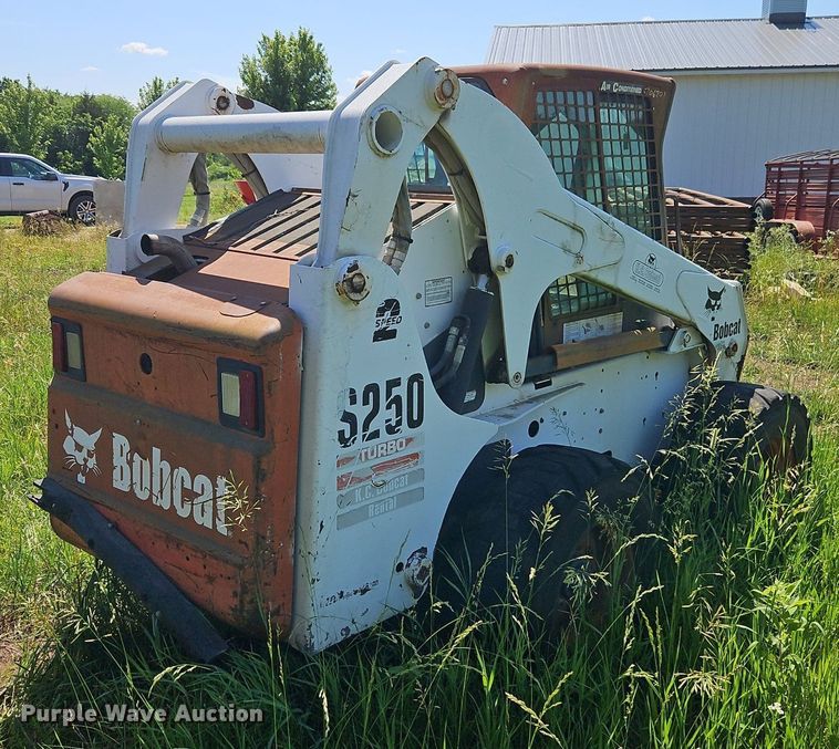 image for item EI3895 2003 Bobcat S250 skid steer loader