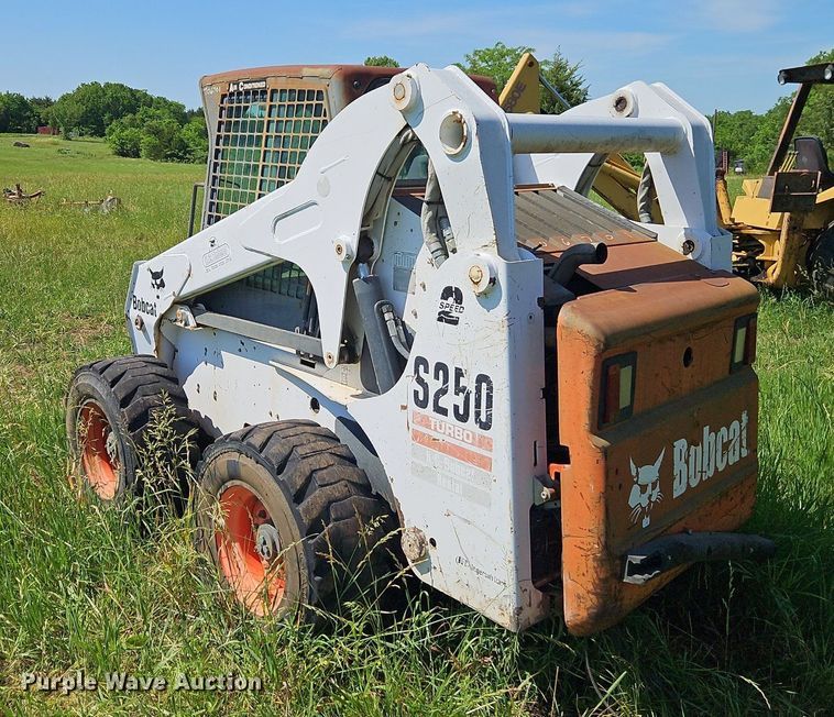 image for item EI3895 2003 Bobcat S250 skid steer loader