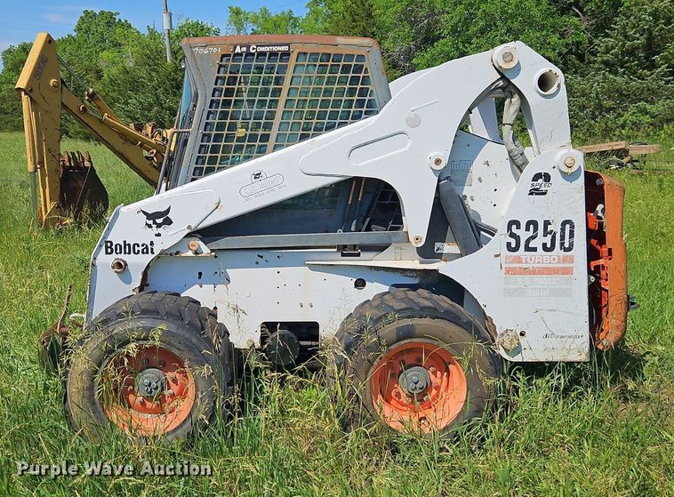 image for item EI3895 2003 Bobcat S250 skid steer loader