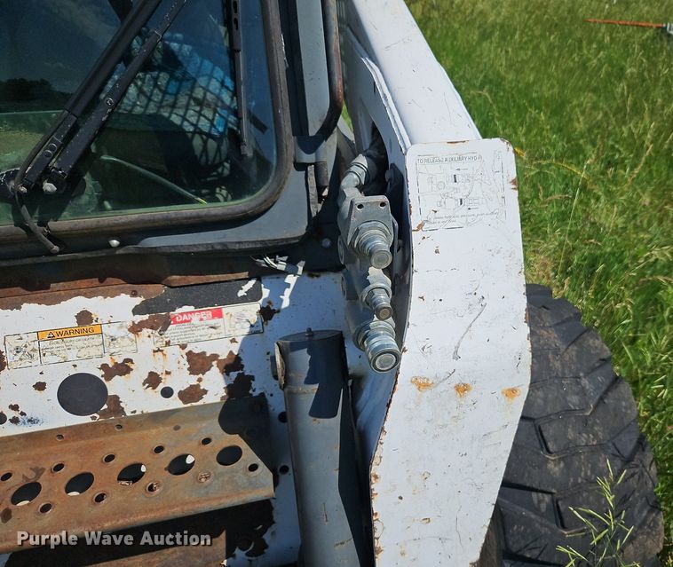 image for item EI3895 2003 Bobcat S250 skid steer loader