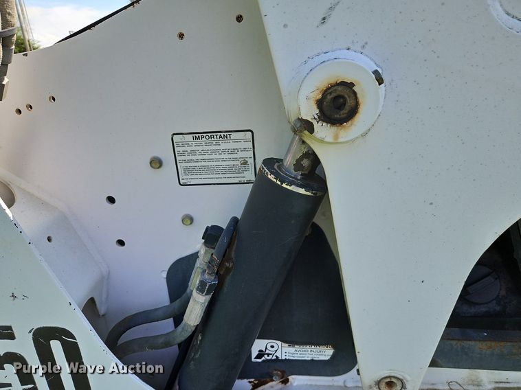 image for item EI3895 2003 Bobcat S250 skid steer loader