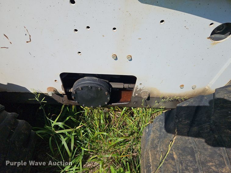 image for item EI3895 2003 Bobcat S250 skid steer loader