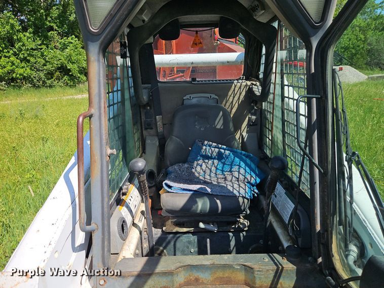 image for item EI3895 2003 Bobcat S250 skid steer loader