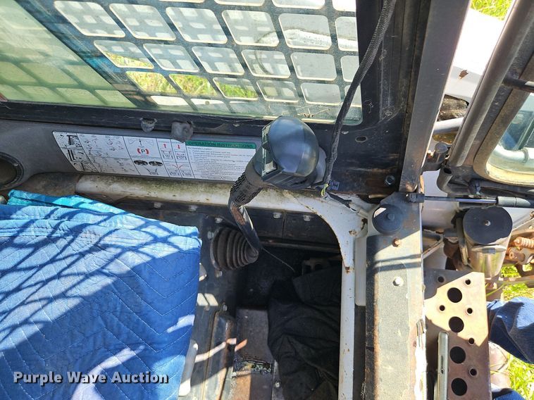 image for item EI3895 2003 Bobcat S250 skid steer loader