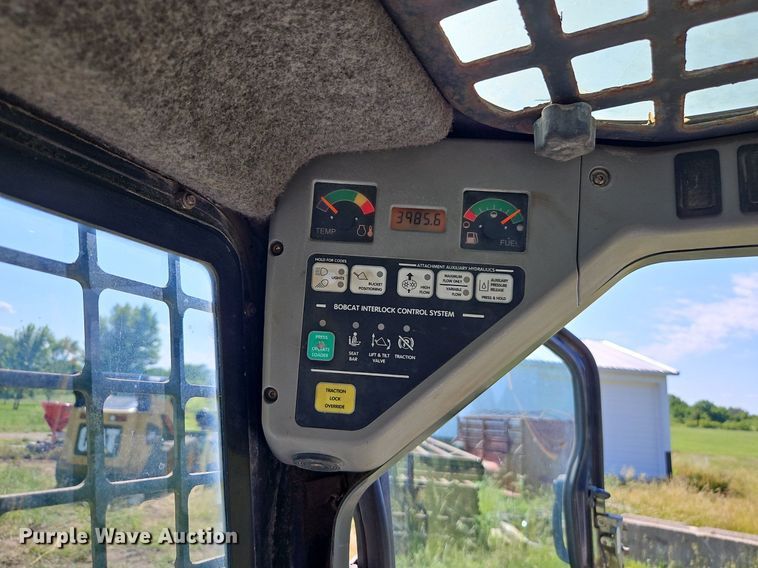 image for item EI3895 2003 Bobcat S250 skid steer loader