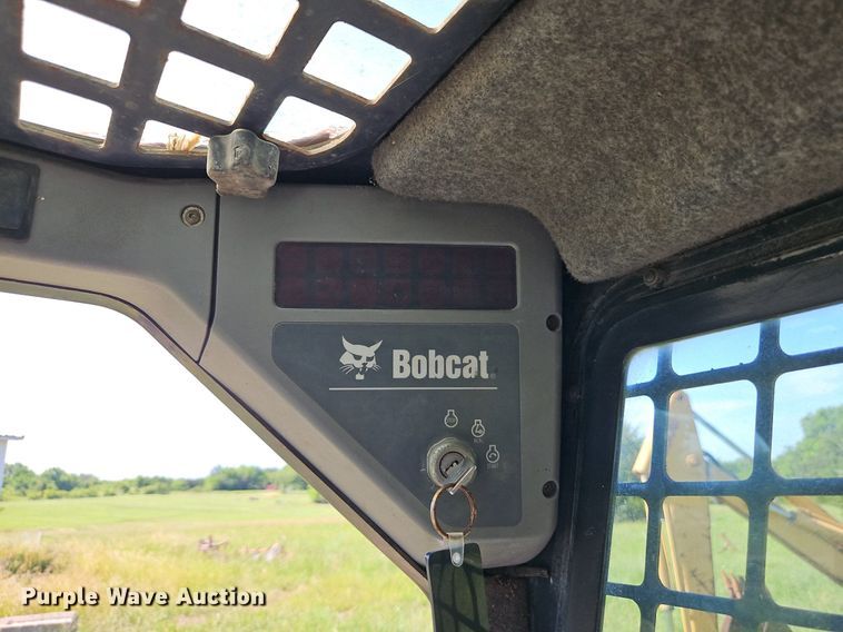 image for item EI3895 2003 Bobcat S250 skid steer loader